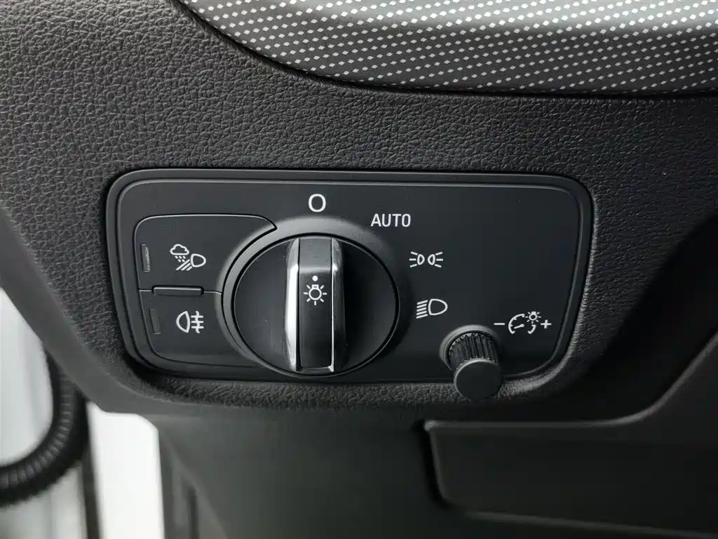 Audi Q2L E-Tron 2021 — фото 21