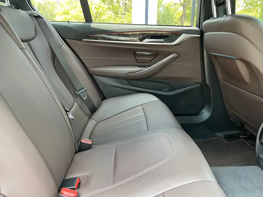 BMW 5 Series 2019 — фото 13