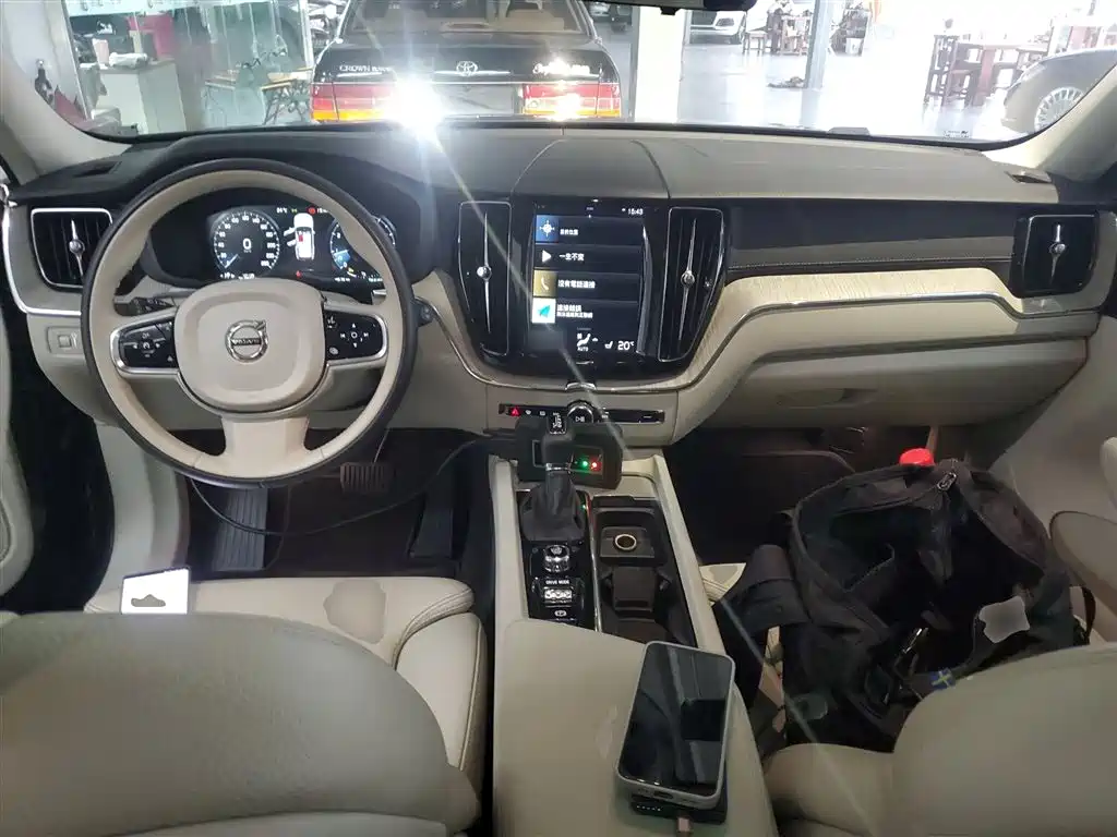 Volvo XC60 2019 — фото 10