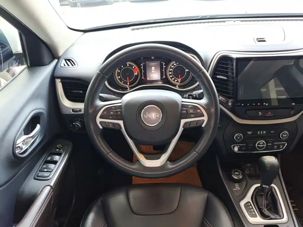 Jeep Cherokee 2016 — фото 11