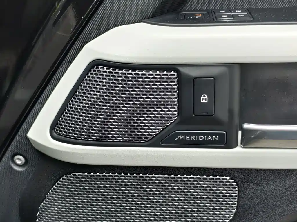 Land Rover Defender 2021 — фото 26