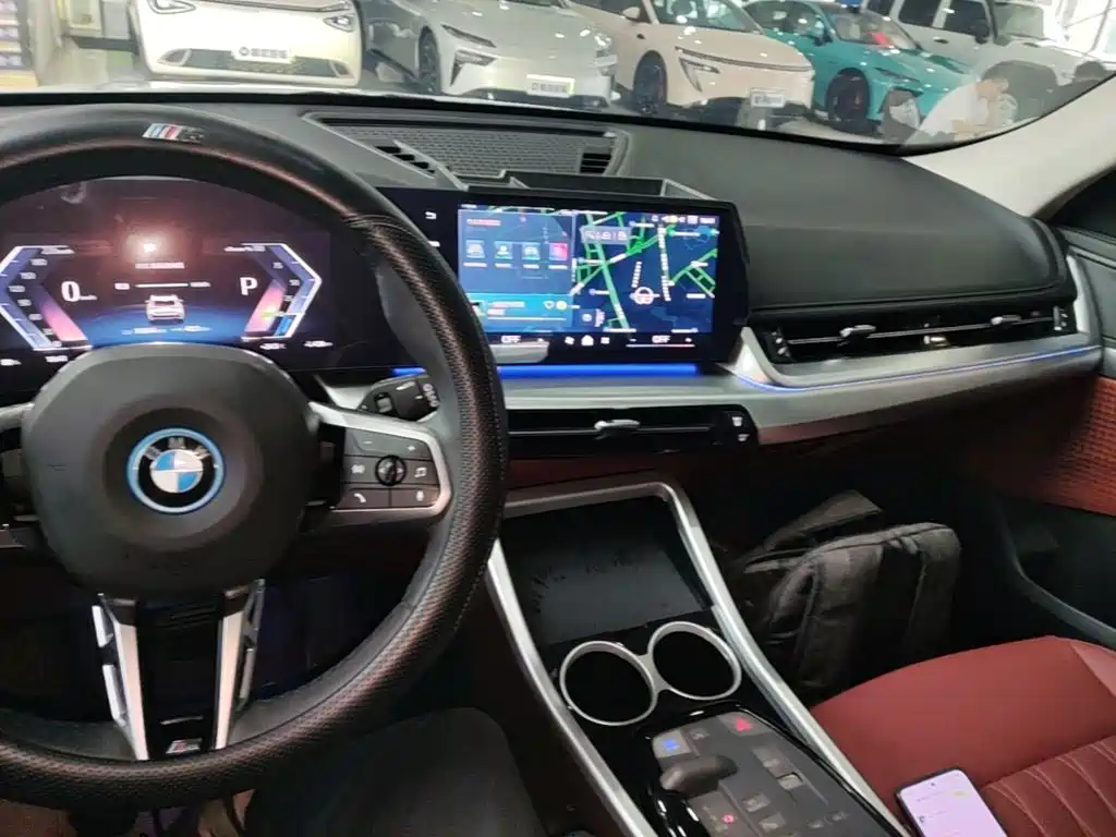 BMW iX1 2025 — фото 10