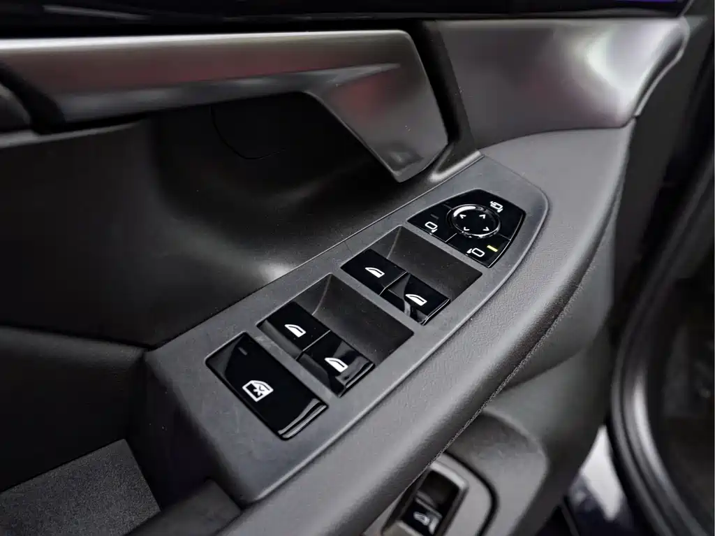 BMW 5 Series 2025 — фото 10