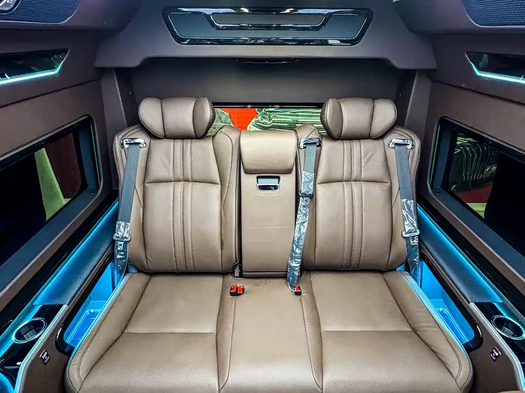Toyota Hiace — фото 16