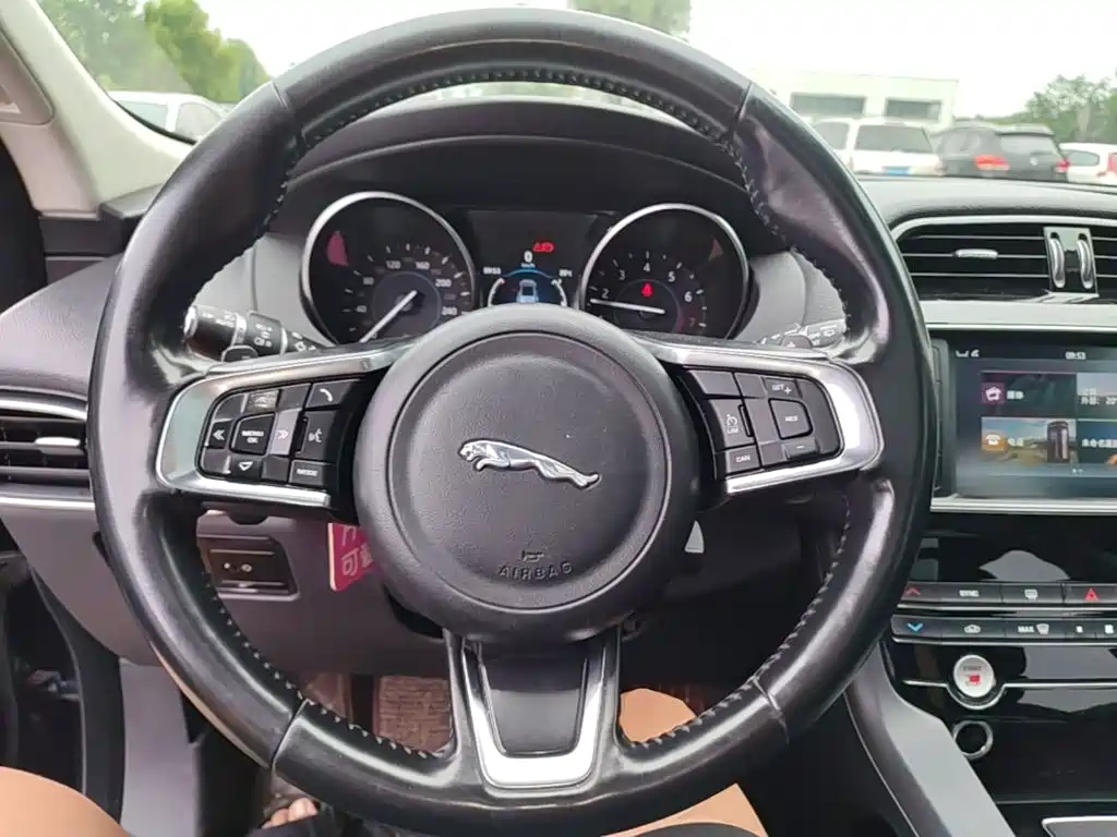 Jaguar F-PACE 2018 — фото 11