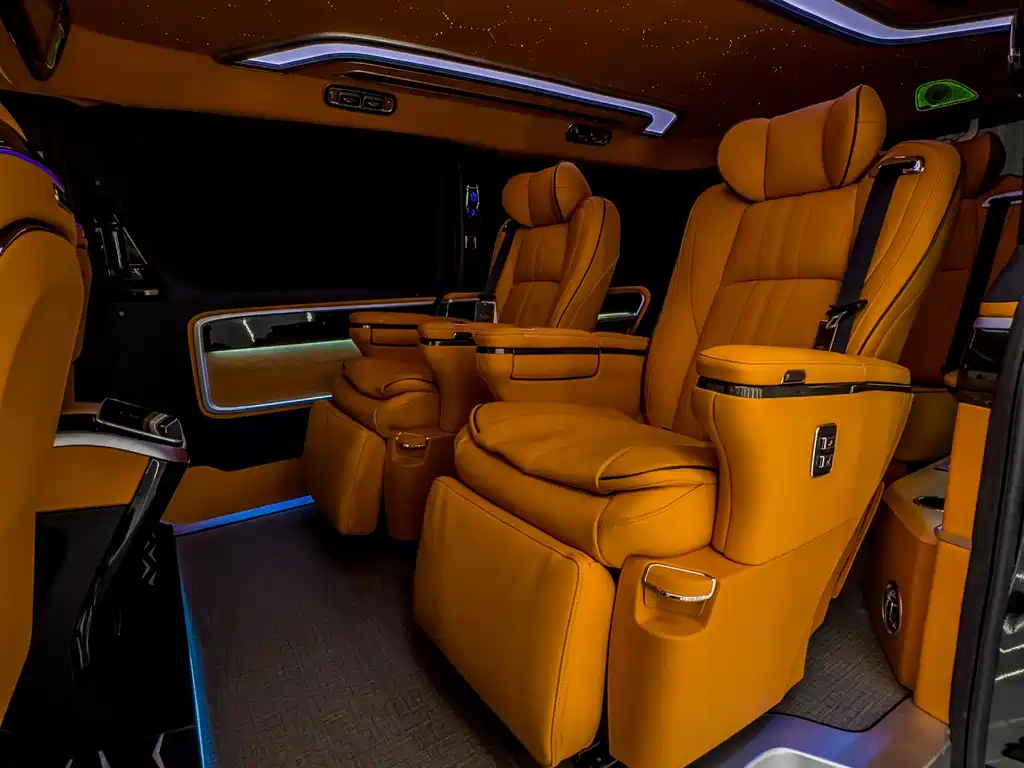 Toyota Hiace — фото 13