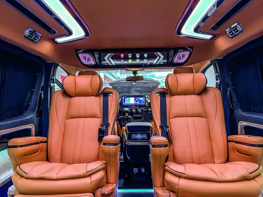 Toyota Hiace — фото 20