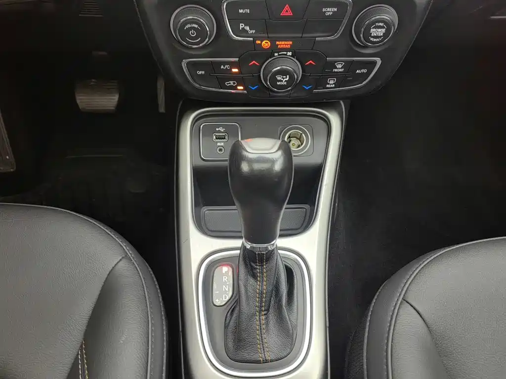 Jeep Compass 2017 — фото 13