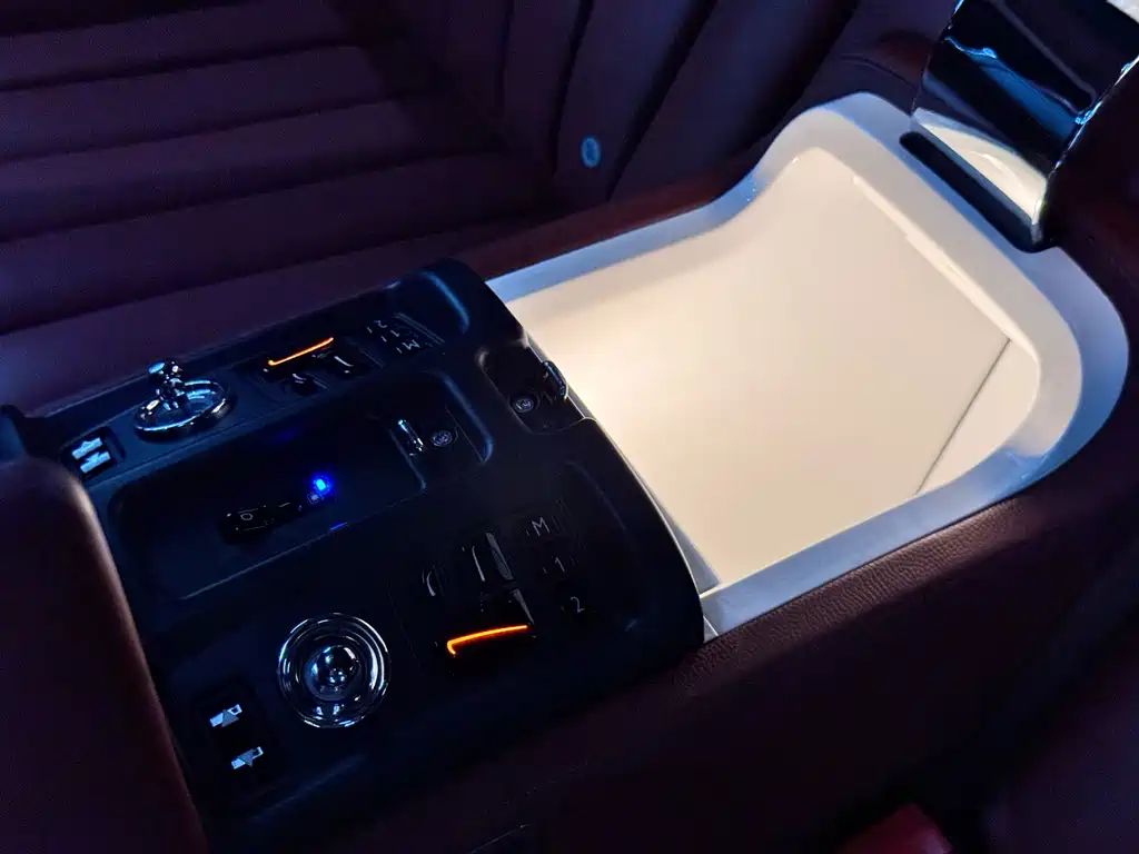 Rolls-Royce Phantom 2011 — фото 26
