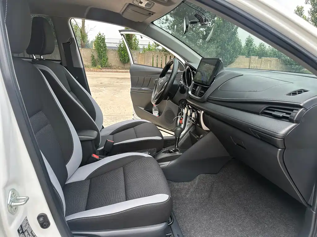 Toyota Yaris L 2022 — фото 15