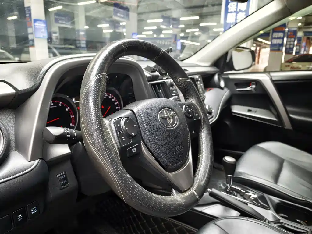 Toyota RAV4 2017 — фото 8