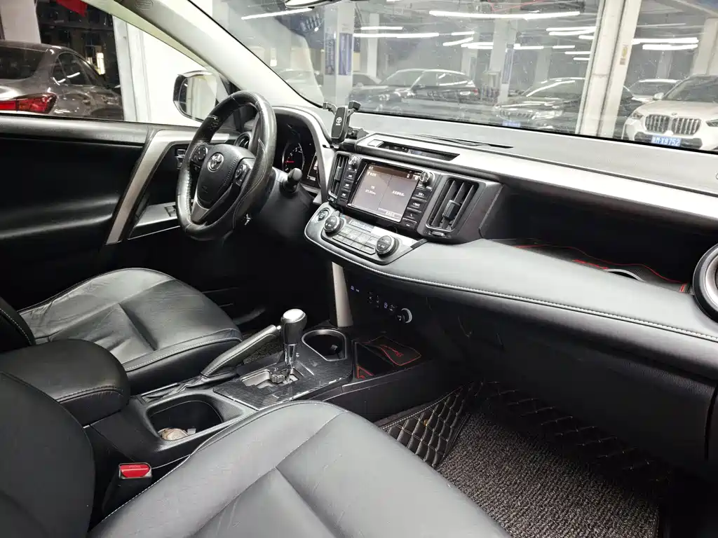 Toyota RAV4 2017 — фото 10