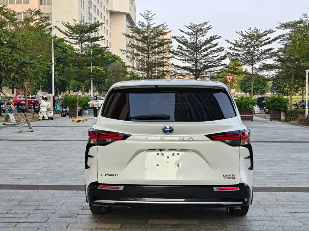 Toyota Sienna 2022 — фото 17