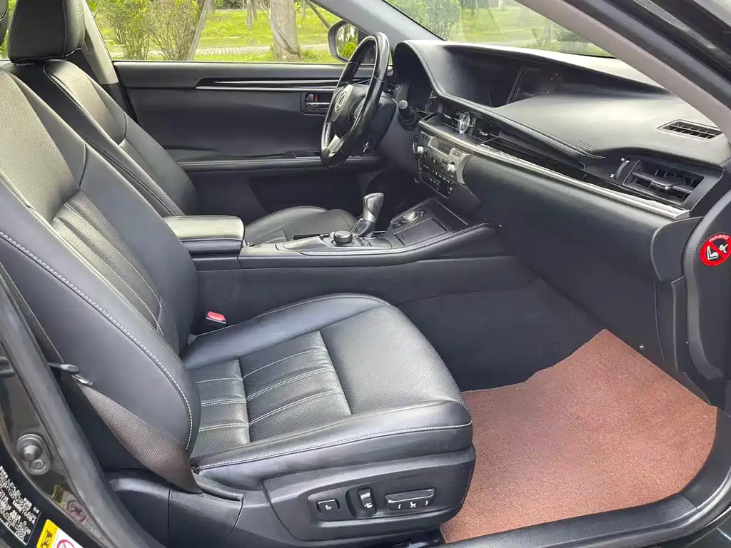 Lexus ES 2015 — фото 15