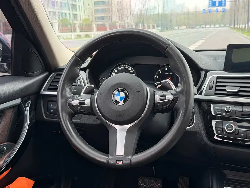 BMW 3 Series 2018 — фото 11
