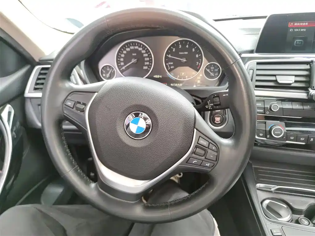 BMW 3 Series 2018 — фото 11