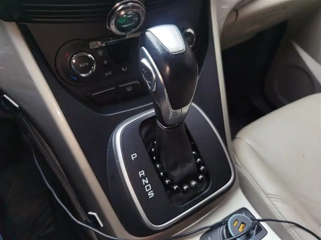 Ford Kuga 2014 — фото 10