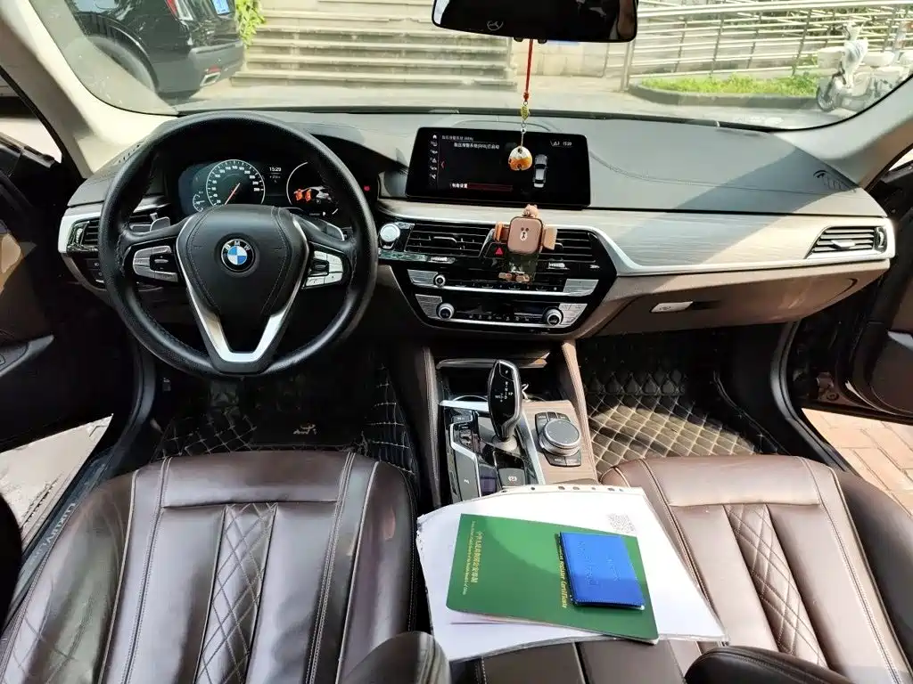 BMW 5 Series 2019 — фото 13