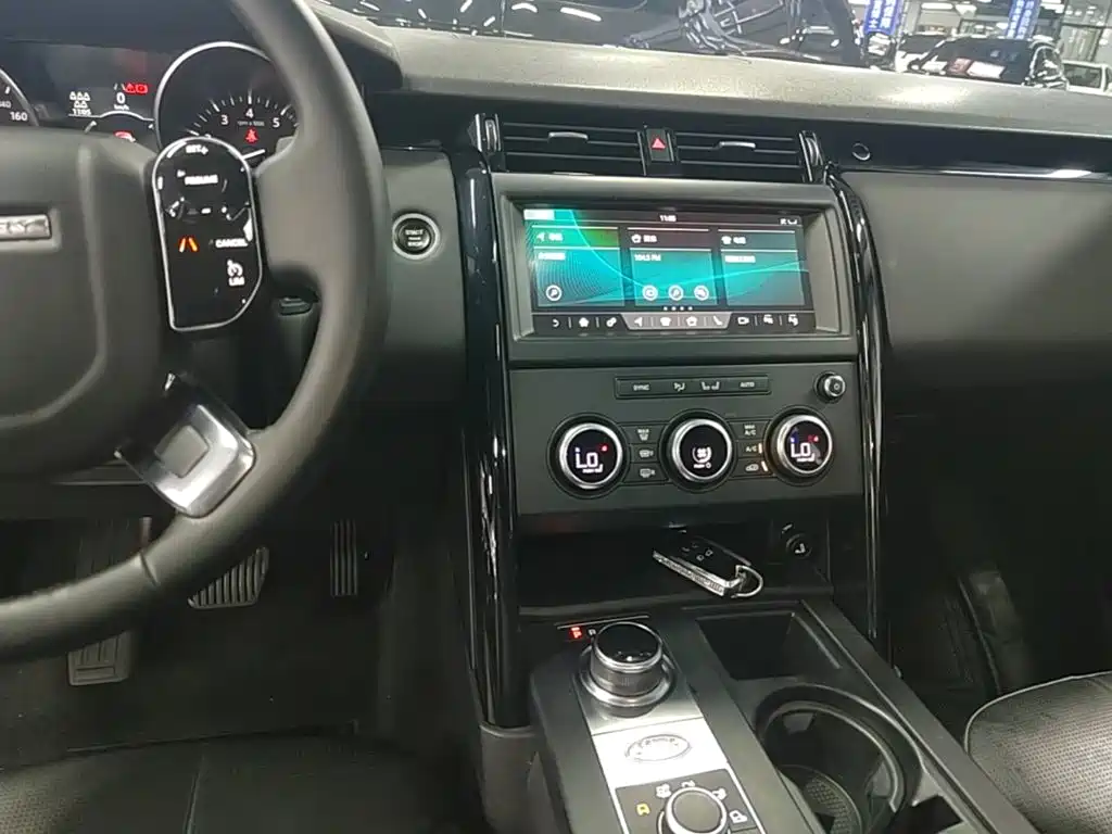 Land Rover Discovery 2018 — фото 13
