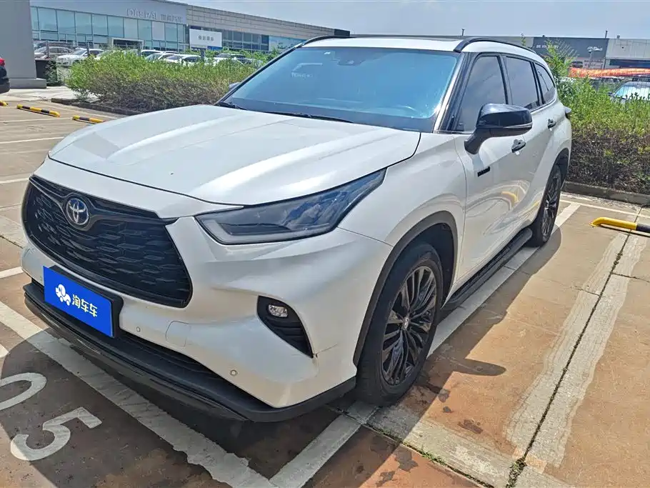 Toyota Highlander 2023 — фото 1