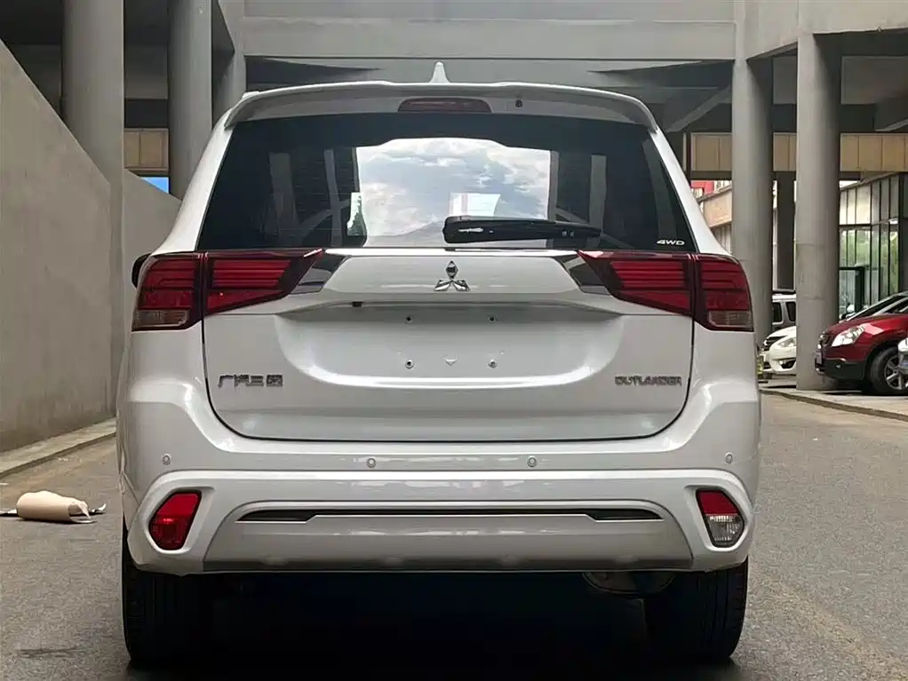 Mitsubishi Outlander 2022 — фото 4