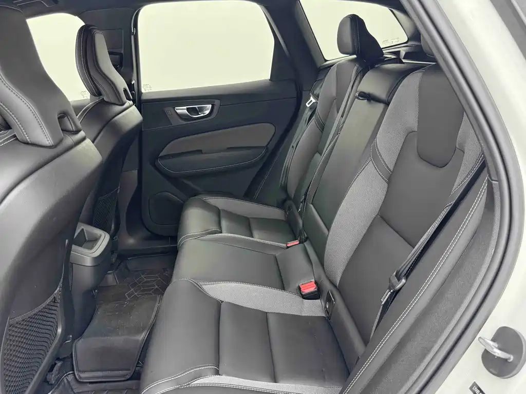 Volvo XC60 2023 — фото 15