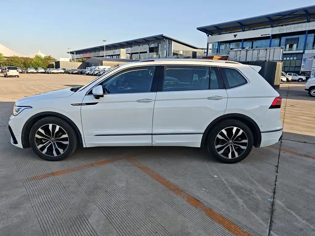 Volkswagen Tiguan L 2023 — фото 3