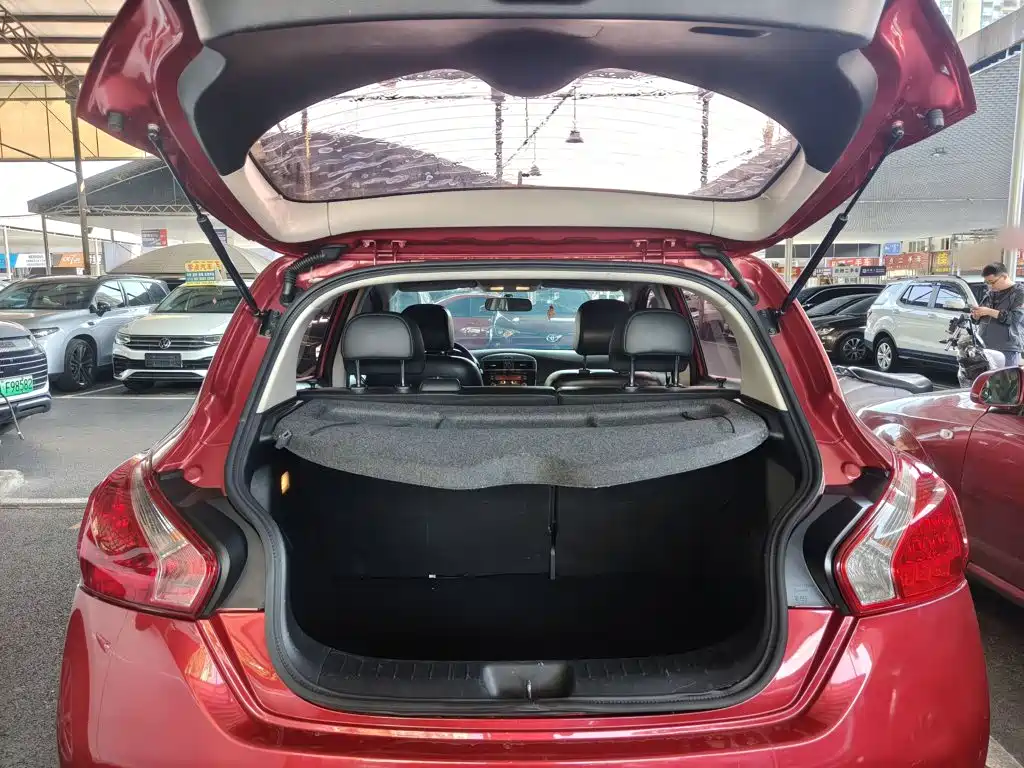 Nissan Tiida 2015 — фото 19
