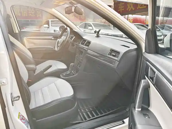 Volkswagen Cross Lavida 2015