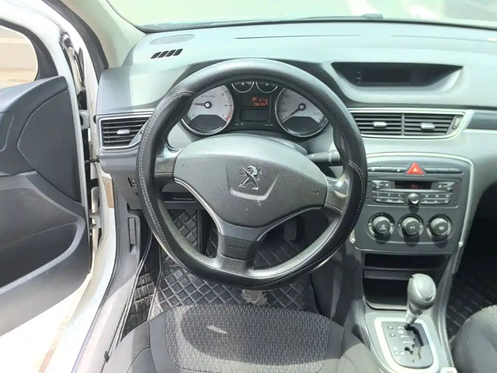 Peugeot 308 2014 — фото 11
