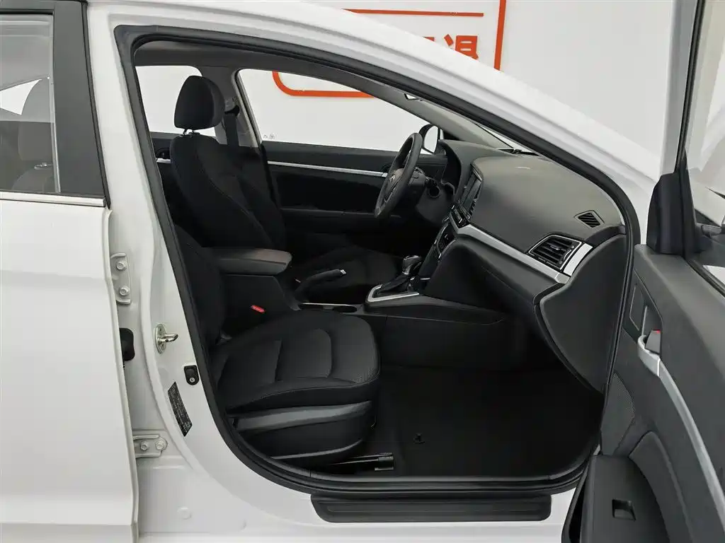 Hyundai Elantra 2018 — фото 23