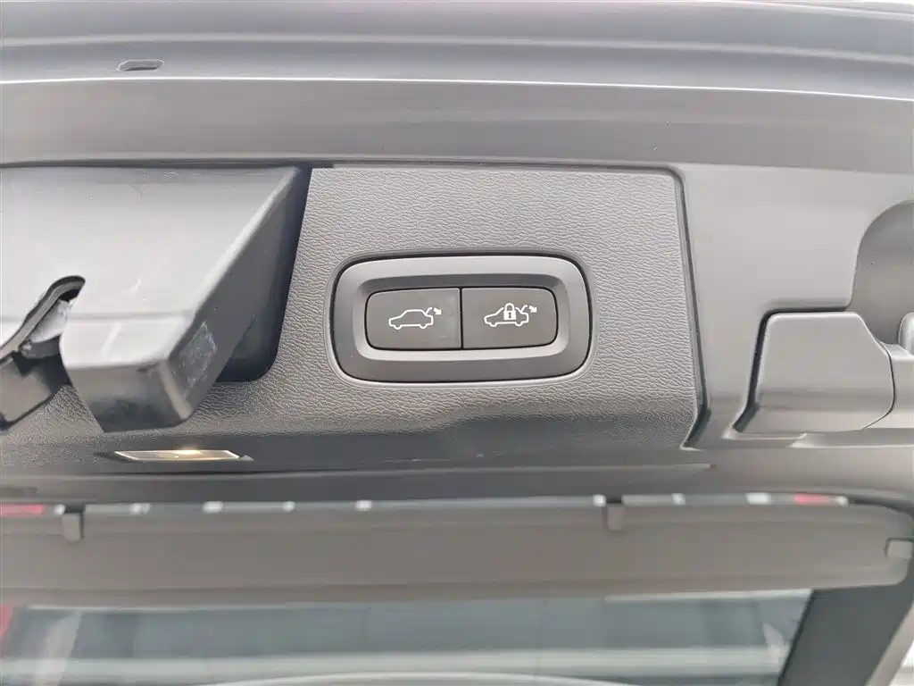 Volvo XC60 2022 — фото 19