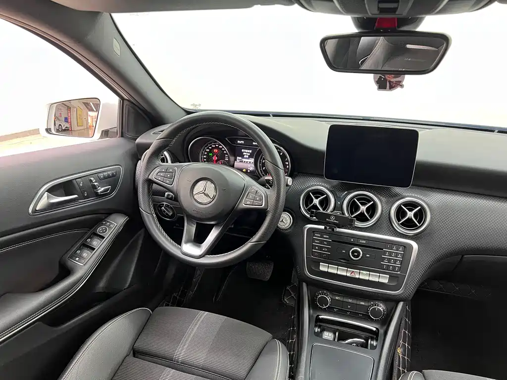 Mercedes-Benz A-Class 2017 — фото 12