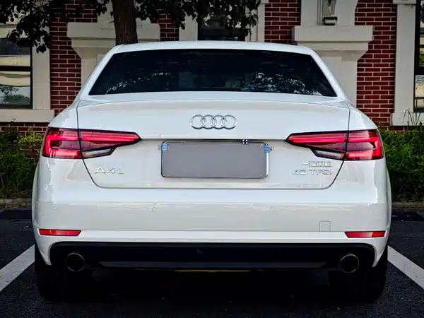 Audi A4L 2016