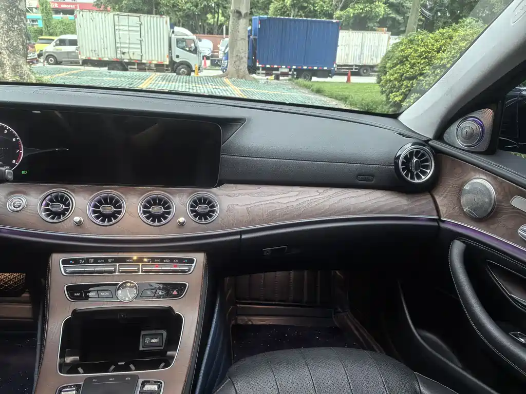 Mercedes-Benz E-Class 2020 — фото 15