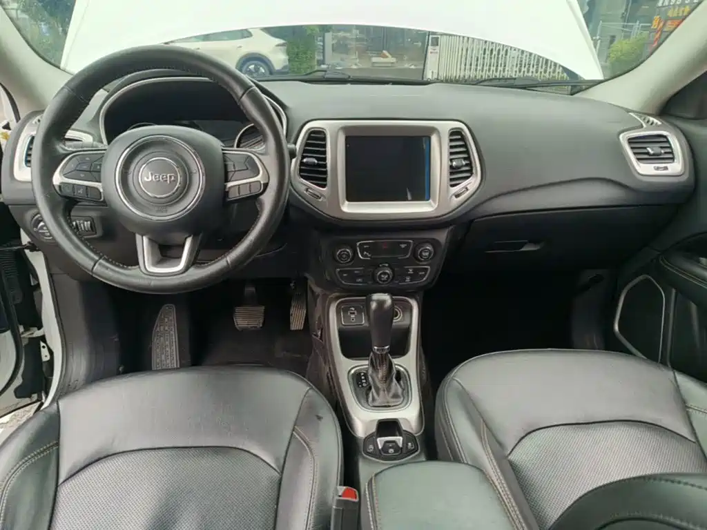 Jeep Compass 2018 — фото 10