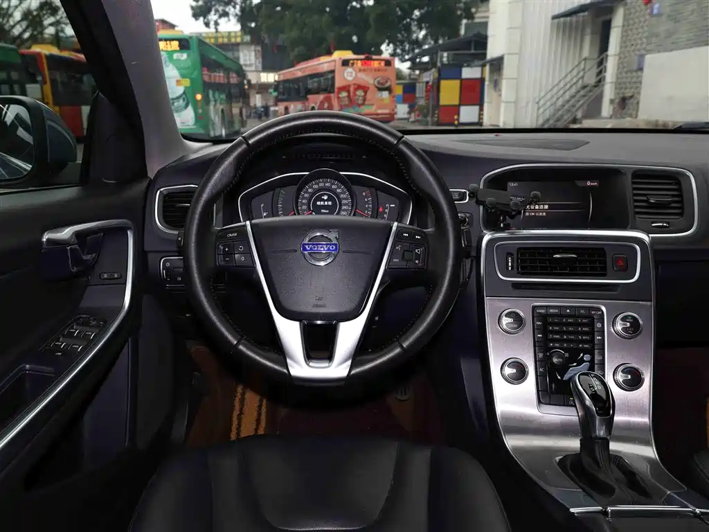 Volvo S60 2017 — фото 11