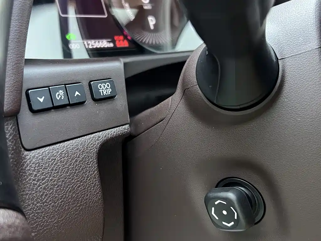 Lexus ES 2018 — фото 10