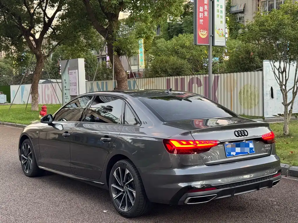 Audi A4L 2023 — фото 12