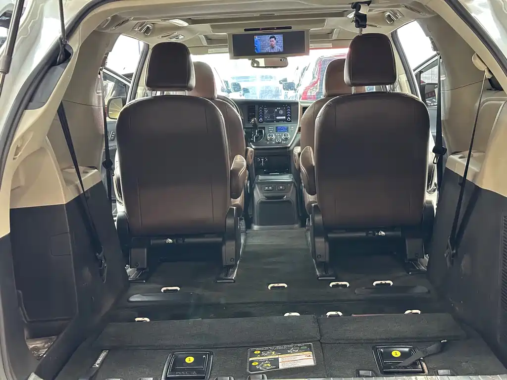 Toyota Sienna 2019 — фото 10