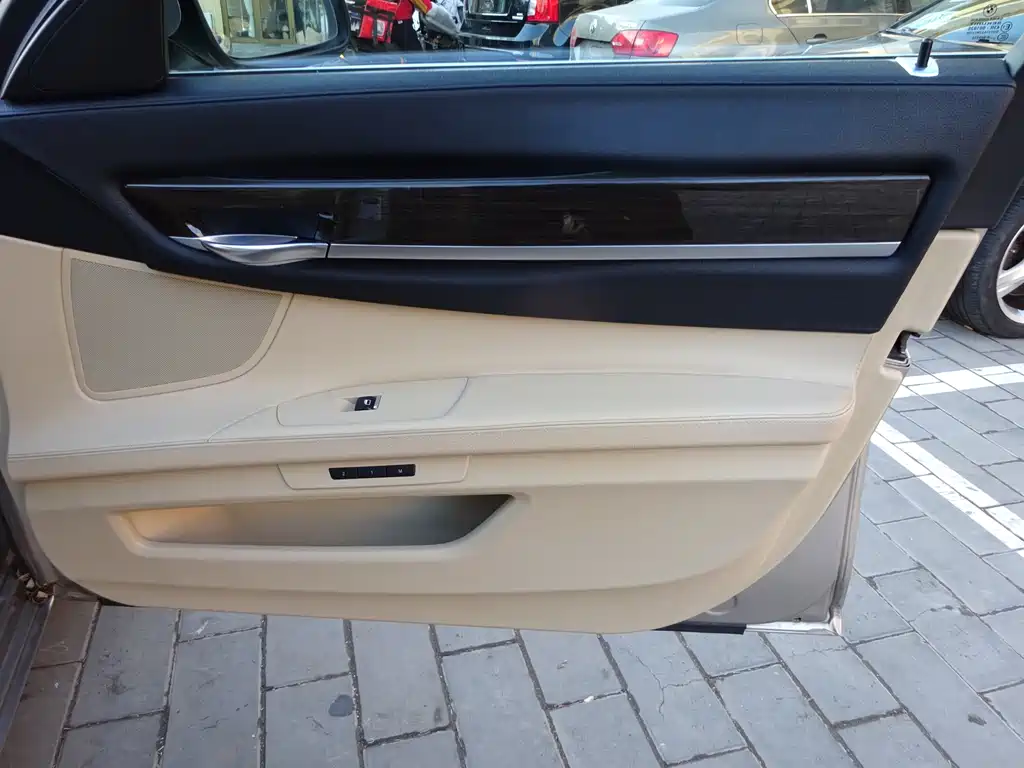 BMW 7 Series 2011 — фото 29