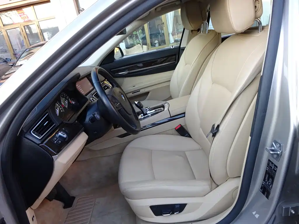 BMW 7 Series 2011 — фото 14