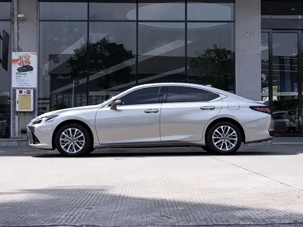 Lexus ES 2025