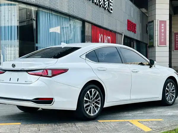 Lexus ES 2023