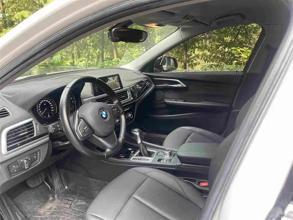 BMW 1 Series 2019 — фото 11