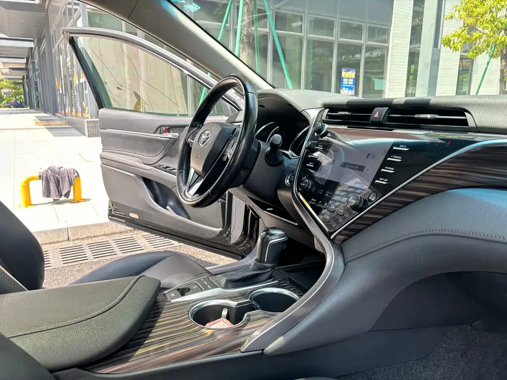 Toyota Camry 2019 — фото 10