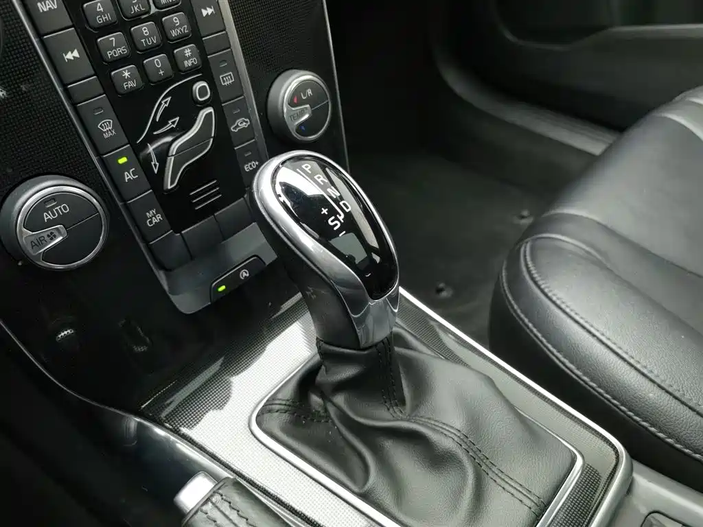 Volvo V40 2018 — фото 13