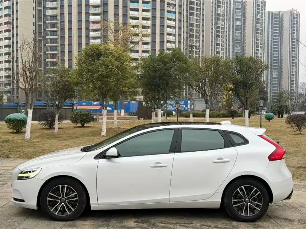 Volvo V40 2018 — фото 4