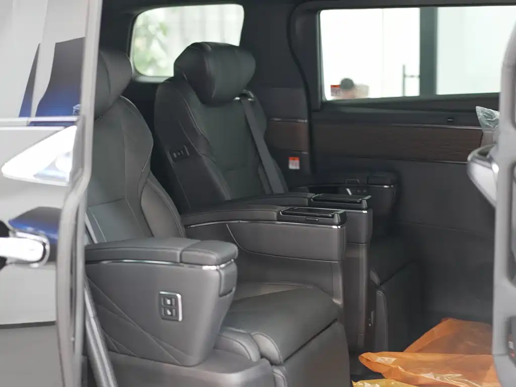 Toyota Vellfire — фото 10