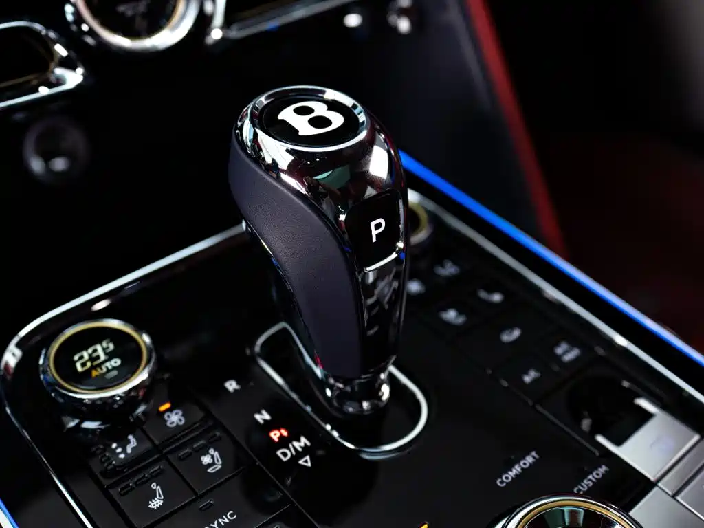 Bentley Flying Spur 2024 — фото 15